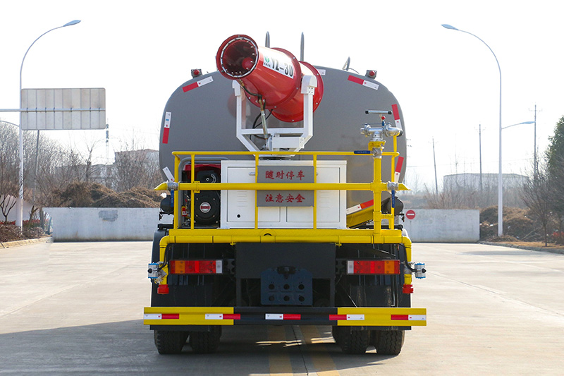 东风天龙喷雾车（18.5方）（30米雾炮）